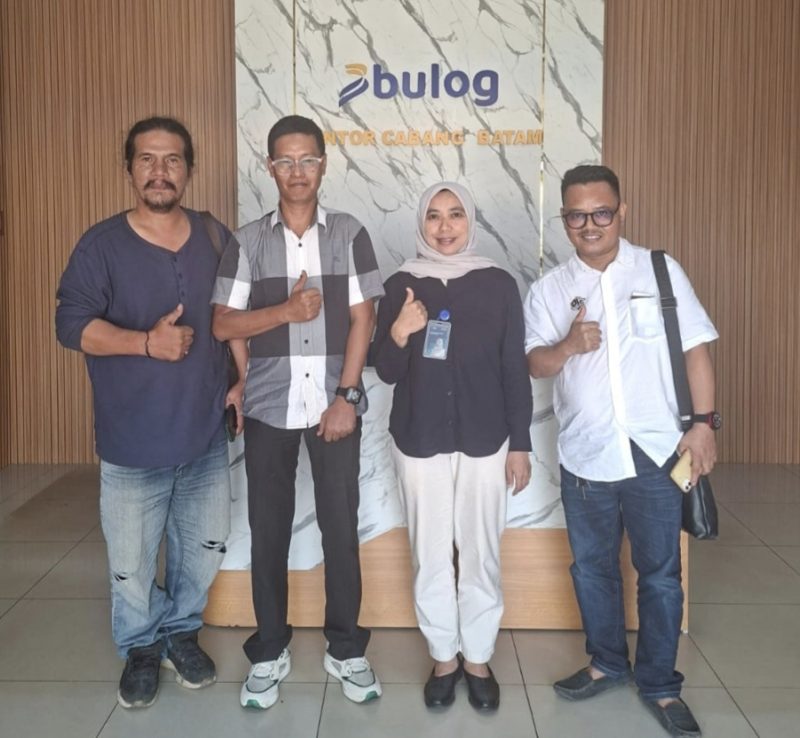 Ketua dan anggota PJS Kepri serta Kacab Bulog Batam (dok/photo)