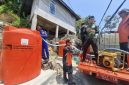 Petugas Polres Anambas Salurkan 20 ton Air Bersih (dok/photo)