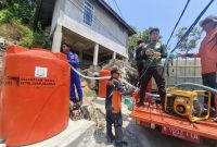 Petugas Polres Anambas Salurkan 20 ton Air Bersih (dok/photo)