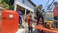 Petugas Polres Anambas Salurkan 20 ton Air Bersih (dok/photo)