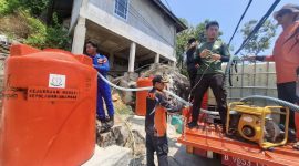 Petugas Polres Anambas Salurkan 20 ton Air Bersih (dok/photo)
