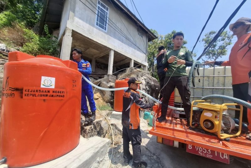 Petugas Polres Anambas Salurkan 20 ton Air Bersih (dok/photo)
