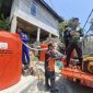 Petugas Polres Anambas Salurkan 20 ton Air Bersih (dok/photo)