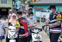 Polsek Siantan Bagikan Masker Dampak Kabut Asap (dok/photo)