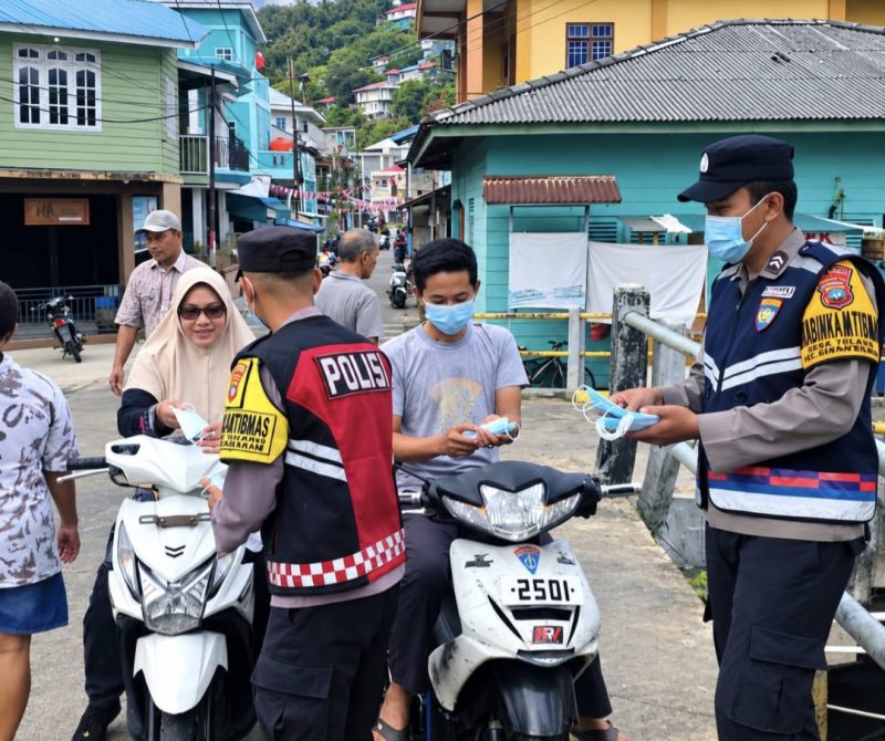 Polsek Siantan Bagikan Masker Dampak Kabut Asap (dok/photo)