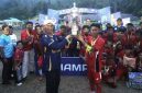 Bupati Aneng Serahkan Trofi (dok/photo)