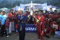 Bupati Aneng Serahkan Trofi (dok/photo)