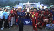 Bupati Aneng Serahkan Trofi (dok/photo)