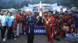 Bupati Aneng Serahkan Trofi (dok/photo)