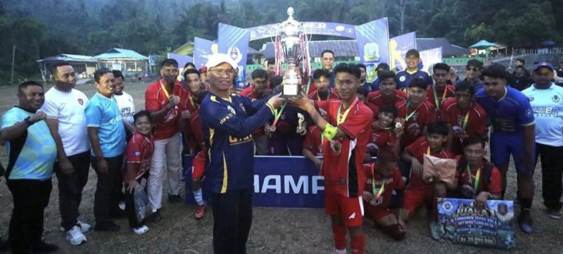 Bupati Aneng Serahkan Trofi (dok/photo)