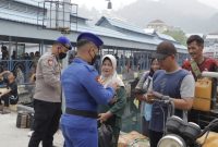 Polisi Bagikan Masker (dok/photo)