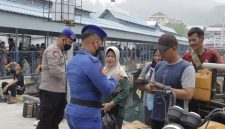 Polisi Bagikan Masker (dok/photo)
