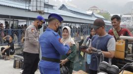 Polisi Bagikan Masker (dok/photo)