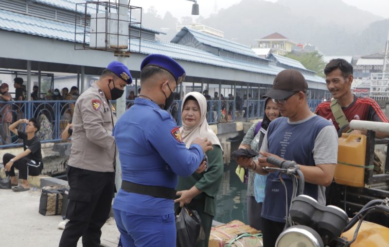 Polisi Bagikan Masker (dok/photo)