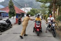 Camat Siantan Syamsir S.Ap Bagikan Masker (dok/photo)