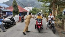 Camat Siantan Syamsir S.Ap Bagikan Masker (dok/photo)