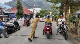 Camat Siantan Syamsir S.Ap Bagikan Masker (dok/photo)