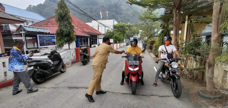 Camat Siantan Syamsir S.Ap Bagikan Masker (dok/photo)