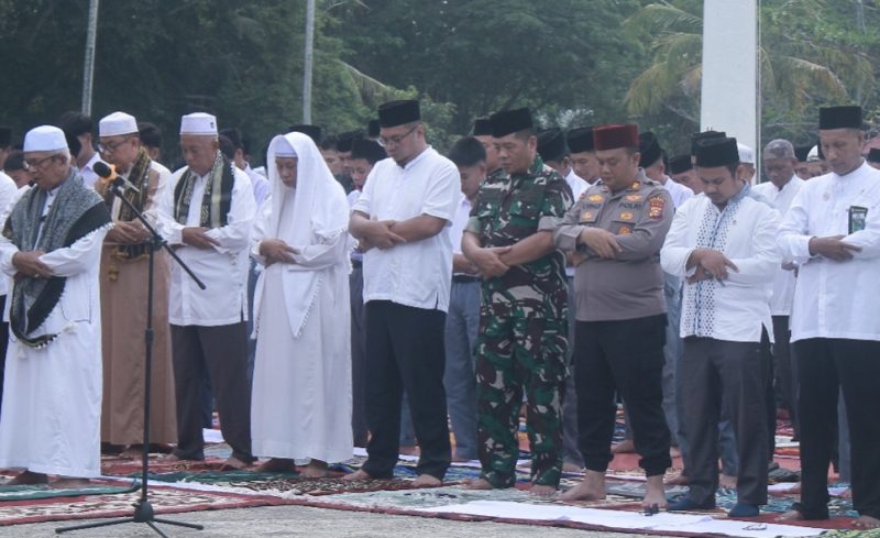 Ketua DPRD Inhil Iwan Taruna Sholat Istisqa (dok/photo)