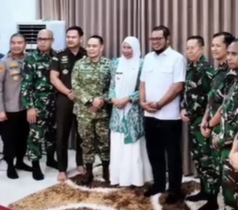 Ketua DPRD Inhil dan Tim Penyuluh Karhutla Mabes TNI (dok/photo)