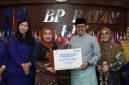 PIKORI BP Batam Serahkan Bantuan Kemanusiaan Korban NTT melalui BAZNAS (ket/photo)