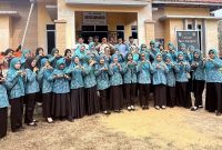 Camat Siantan dan TP-PKK Desa Tarempa Barat Daya (ket/photo)