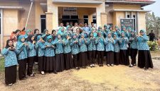 Camat Siantan dan TP-PKK Desa Tarempa Barat Daya (ket/photo)