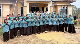 Camat Siantan dan TP-PKK Desa Tarempa Barat Daya (ket/photo)