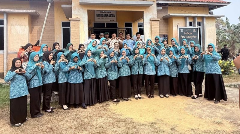 Camat Siantan dan TP-PKK Desa Tarempa Barat Daya (ket/photo)