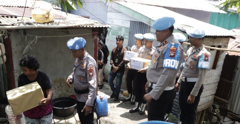 Sambu HUT Ke-24 Propam  Polri dengan Bagikan Sembako (ket/photo)