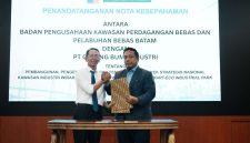 Kepala BP Batam Amsakar Achmad dan Presdir. PT Galang Bumi Industri, Akhmad Ma’ruf Maulana (ket/photo)