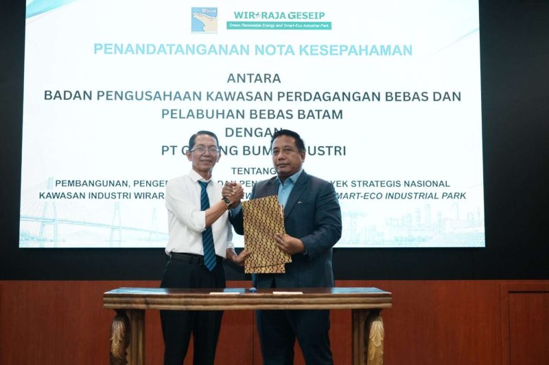 Kepala BP Batam Amsakar Achmad dan Presdir. PT Galang Bumi Industri, Akhmad Ma’ruf Maulana (ket/photo)