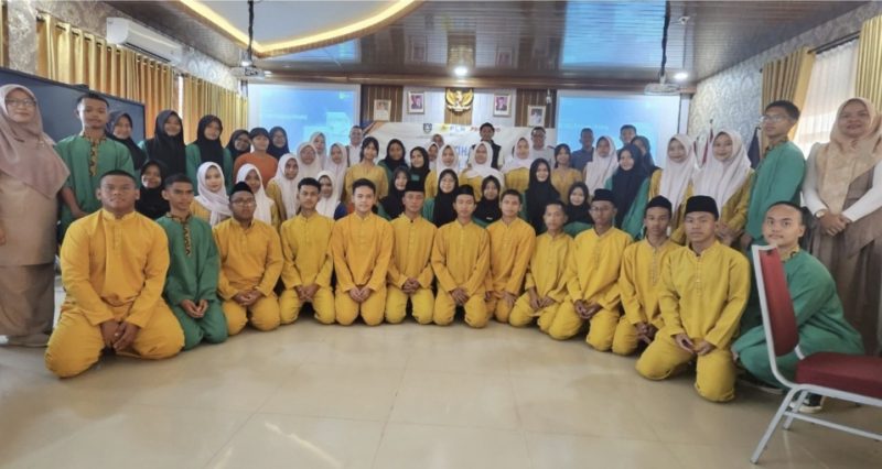 PLN dan Posmetro serta Siswa SMKN 7 Batam (ket/photo)