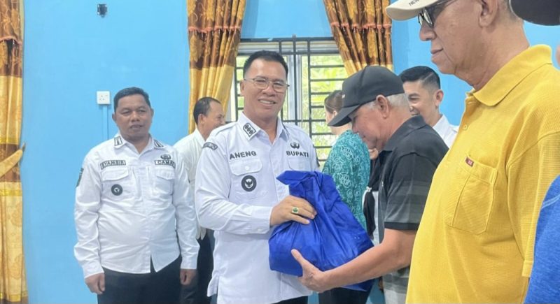 Bupati Anambas Aneng  Serahkan Sembako 