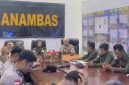 Bhabinkamtibmas dan Dinsosdukcapil (ket/photo)