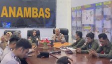 Bhabinkamtibmas dan Dinsosdukcapil (ket/photo)