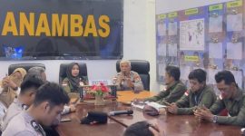 Bhabinkamtibmas dan Dinsosdukcapil (ket/photo)