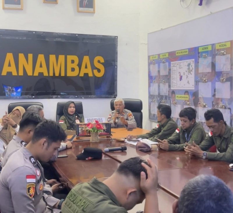 Bhabinkamtibmas dan Dinsosdukcapil (ket/photo)