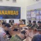 Bhabinkamtibmas dan Dinsosdukcapil (ket/photo)