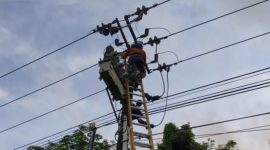 Petugas Pemeliharaan PLN Batam (ket/photo)