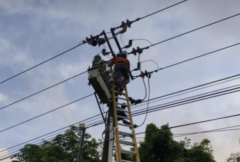 Petugas Pemeliharaan PLN Batam (ket/photo)