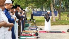 Bp Batam dan Ratusan Warga Sholat Istisqa (ket/photo)