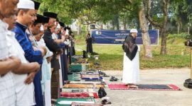 Bp Batam dan Ratusan Warga Sholat Istisqa (ket/photo)