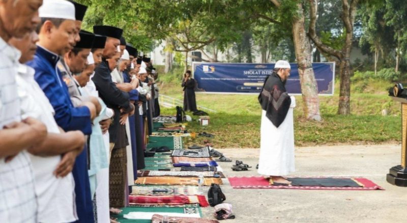Bp Batam dan Ratusan Warga Sholat Istisqa (ket/photo)