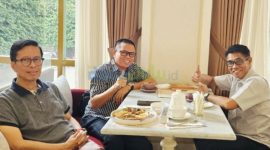Andi Azwan (kiri) Ady Indra Pawennari (tengah) Mahmud Marhabah (kanan) 