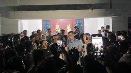 Bupati Aneng dan Wakil Ketua II DPRD Kepulauan Anambas, Rocky Hasudungan Sinaga Temui massa (ket/photo)