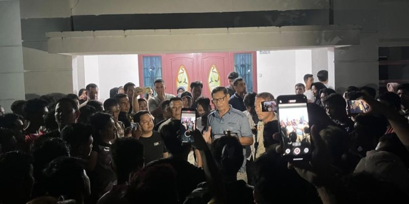 Bupati Aneng dan Wakil Ketua II DPRD Kepulauan Anambas, Rocky Hasudungan Sinaga Temui massa (ket/photo)